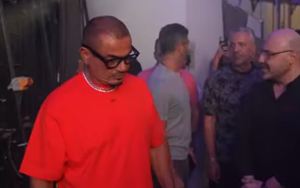 بـ لوك جديد.. عمرو دياب يشعل حفله في القرية العالمية بـ دبي