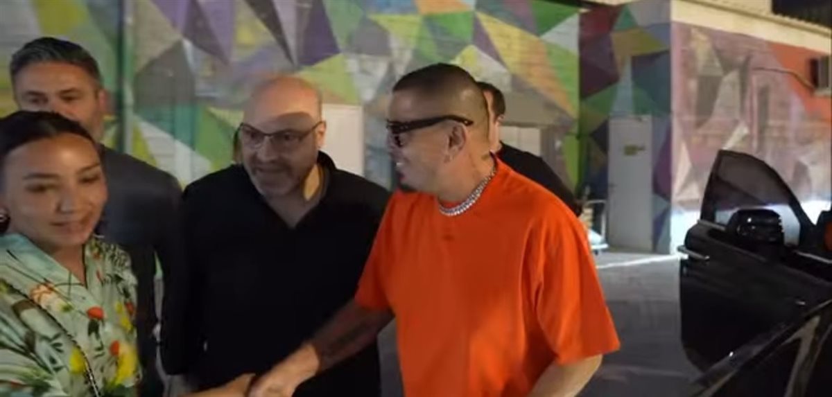 بـ لوك جديد.. عمرو دياب يشعل حفله في القرية العالمية بـ دبي