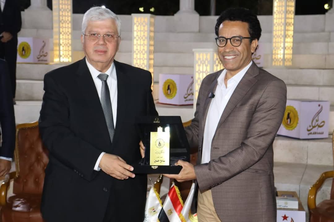 وزير التعليم العالي يكرم سامح حسين