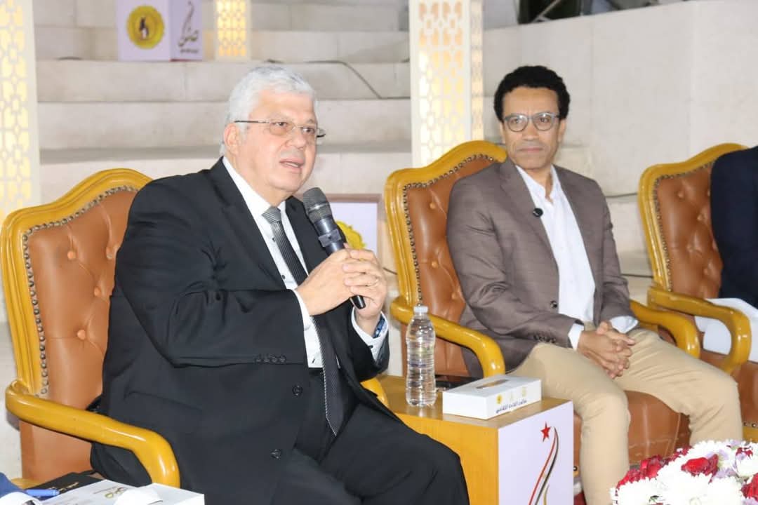 وزير التعليم العالي يكرم سامح حسين