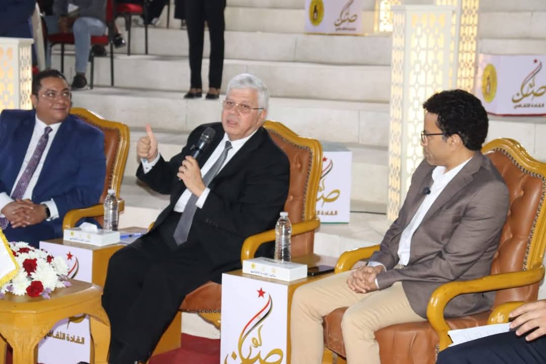 وزير التعليم العالي يكرم سامح حسين