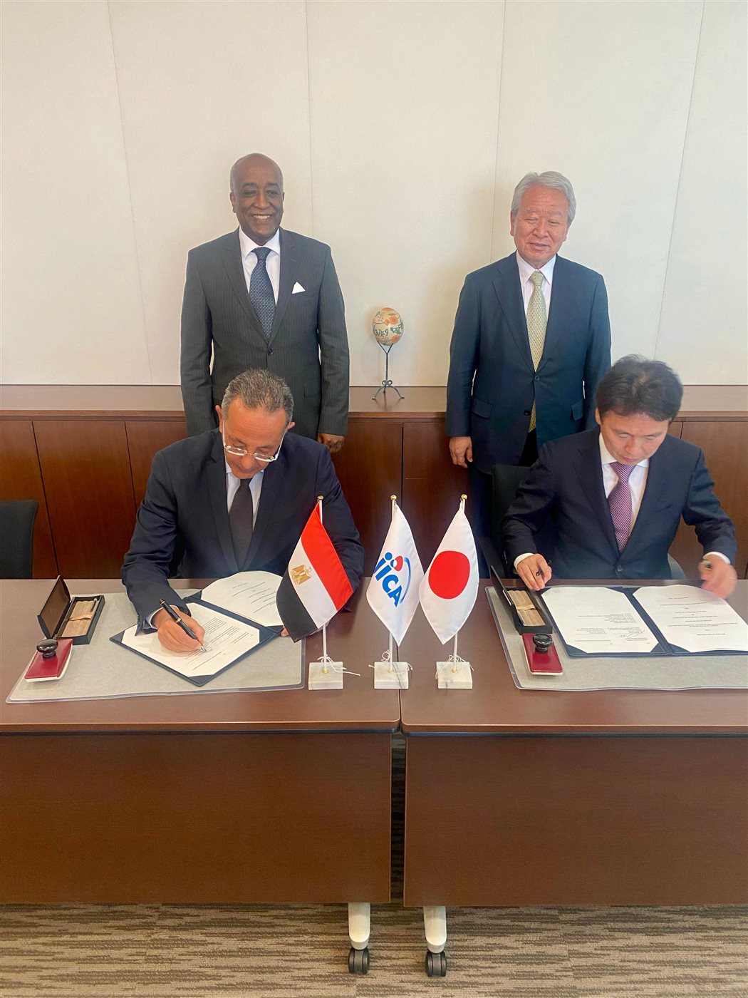 جانب من التوقيع 