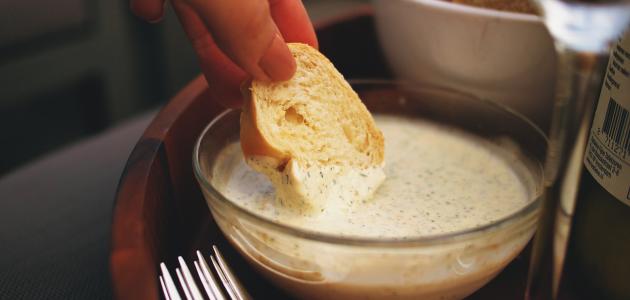 بمكونات غير مكلفة.. طريقة عمل صوص الزبادي بخطوات بسيطة