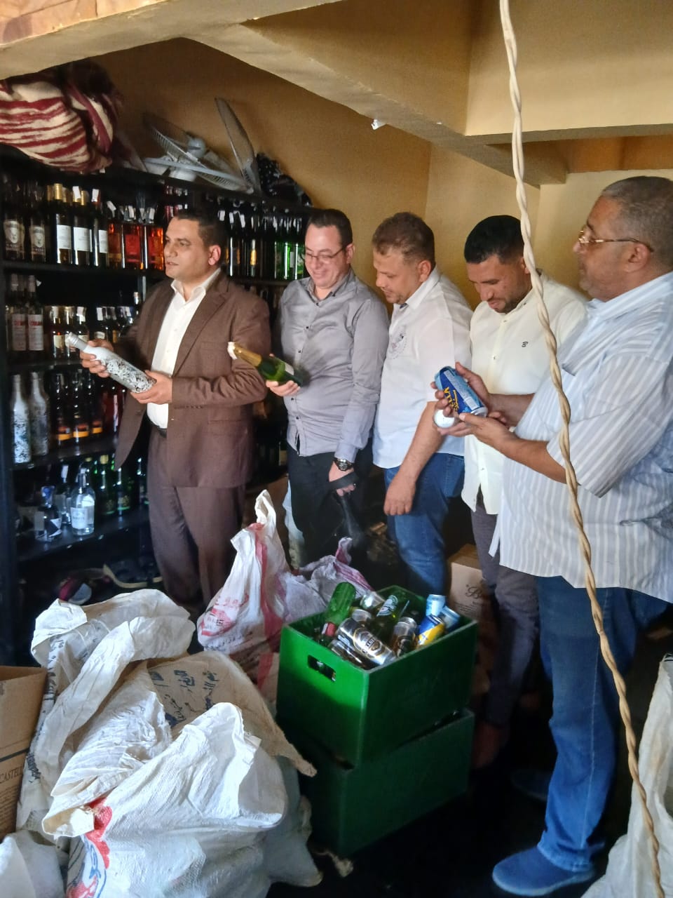 ضبط أحد محال بيع الخمور والمشروبات الكحولية بمدينة الشيخ زايد لعمله بدون ترخيص