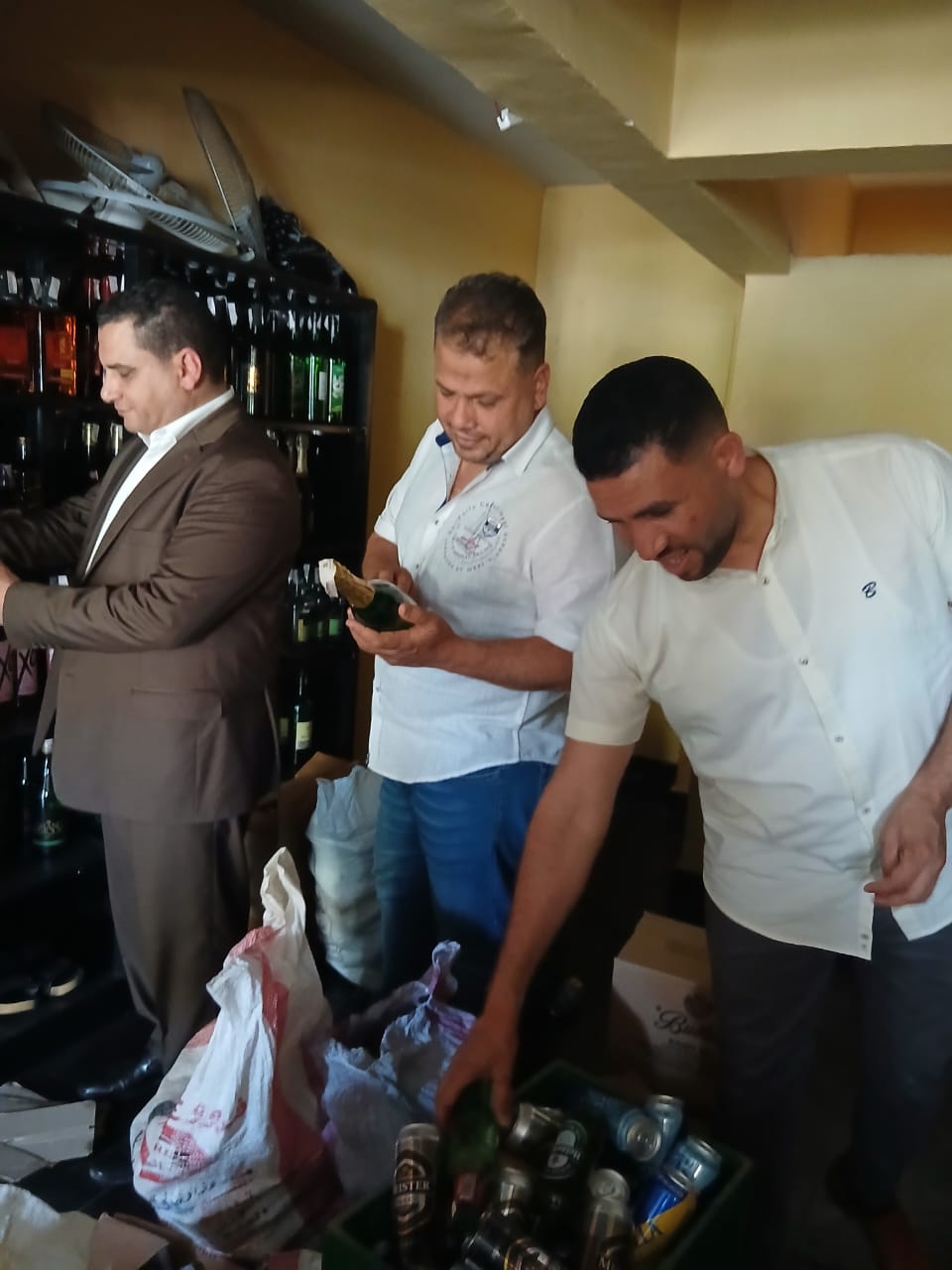 ضبط أحد محال بيع الخمور والمشروبات الكحولية بمدينة الشيخ زايد لعمله بدون ترخيص