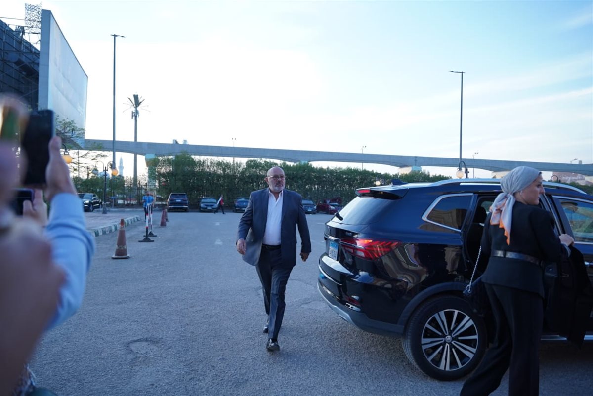 بدء عزاء الدكتور وليد مصطفى رئيس مجلس أمناء القاهرة 24 بشرطة زايد.. وعمرو الفقي وإسماعيل فرغلي أول الحاضرين