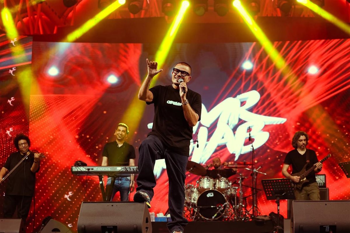 عمرو دياب يتألق في حفل القرية العالمية بـ دبي