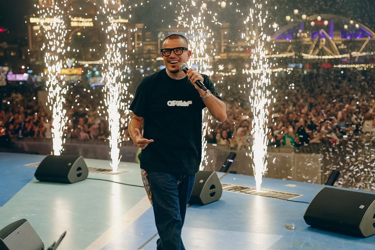 عمرو دياب يتألق في حفل القرية العالمية بـ دبي