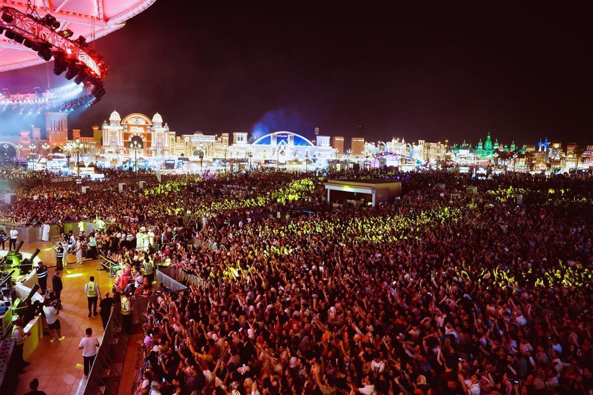 حفل عمرو دياب في القرية العالمية بـ دبي