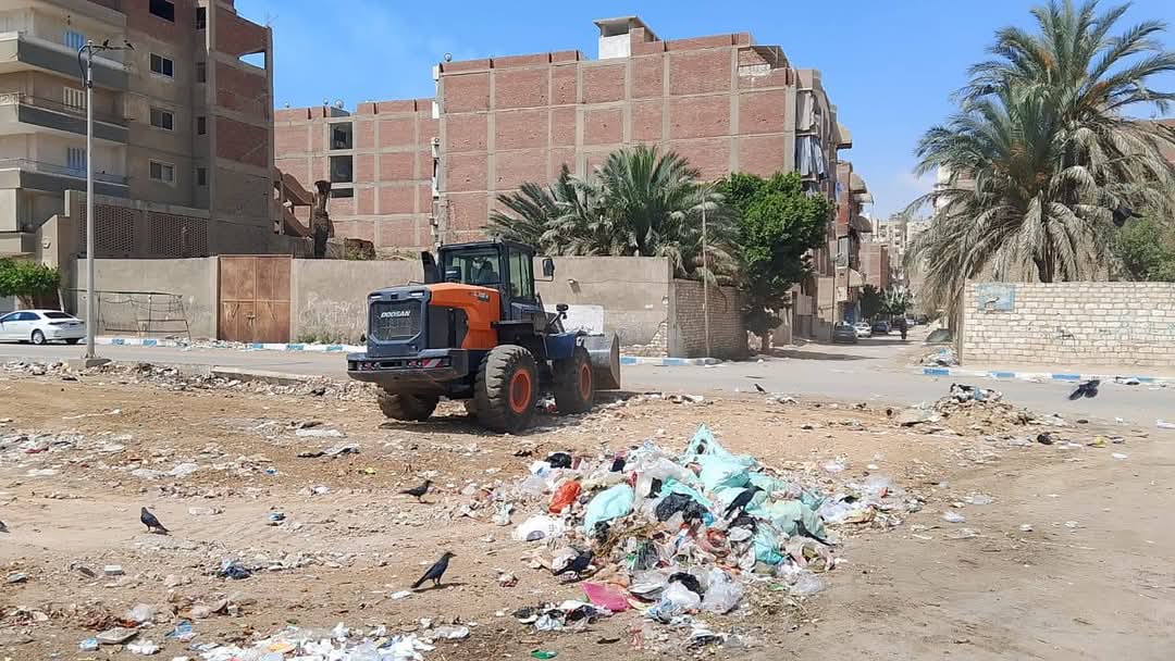 رفع المخلفات في حي الأربعين
