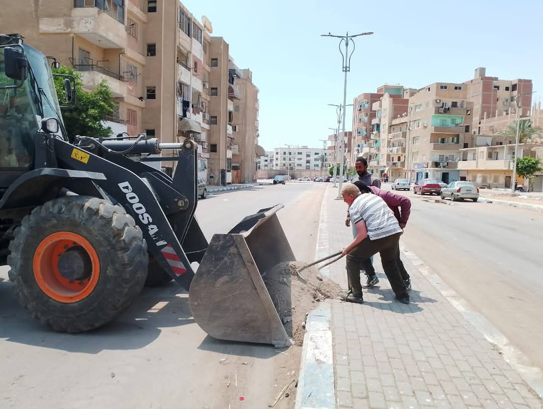 رفع المخلفات في حي الأربعين