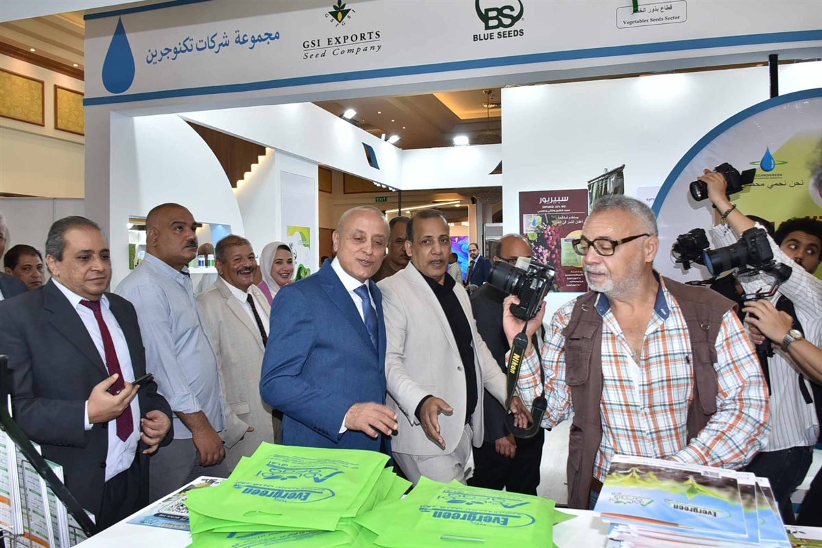 محافظ الأقصر يستعرض احدث تقنيات الزراعة 