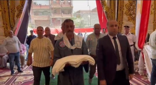 لحظه تسليم الكفن 