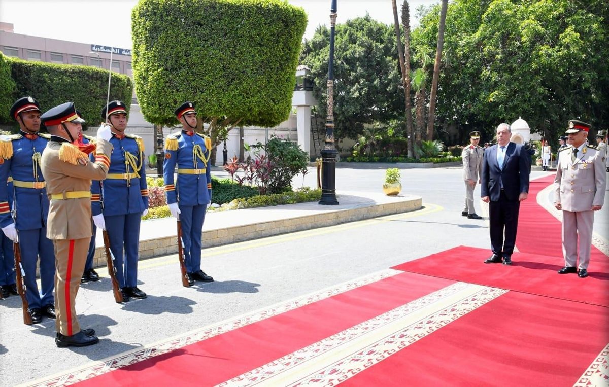 الفريق أول عبدالمجيد صقر القائد العام للقوات المسلحة وزير الدفاع والإنتاج الحربى يلتقى وزير الدفاع القبرصى 