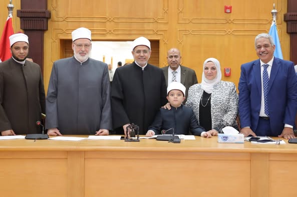 بعد إبداعه في حفظ المتون.. مجلس جامعة الأزهر يهدي صغيرا أزهريا درع الجامعة وشهادة تقدير تشجيعا له ولوالديه