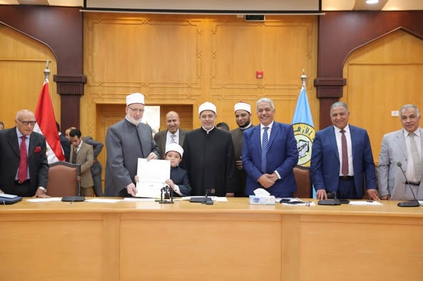 بعد إبداعه في حفظ المتون.. مجلس جامعة الأزهر يهدي صغيرا أزهريا درع الجامعة وشهادة تقدير تشجيعا له ولوالديه