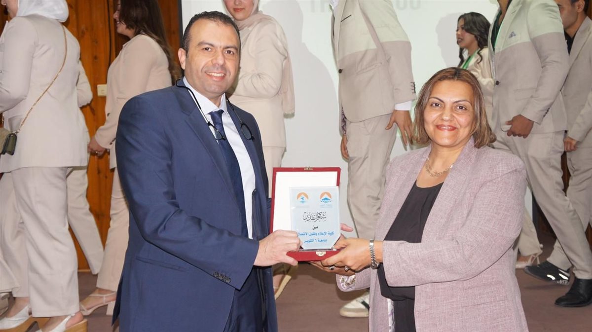 مناقشة مشروعات تخرج إعلام 6 أكتوبر