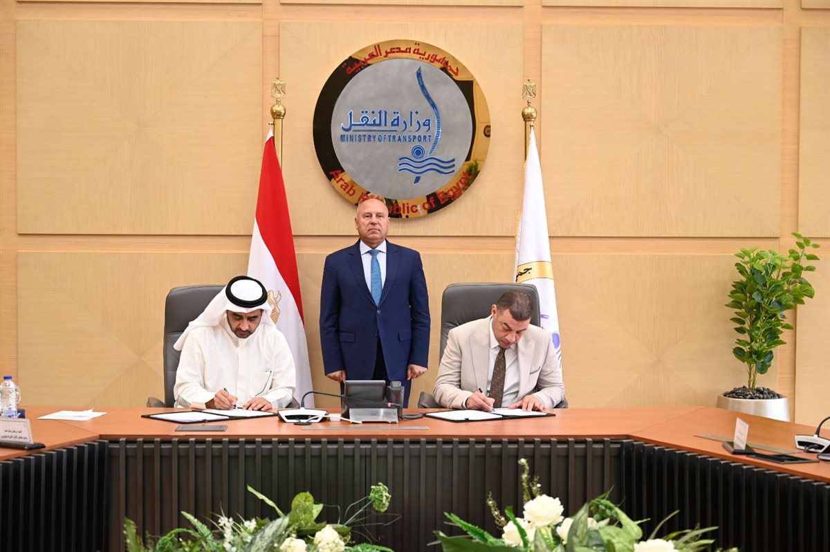 جانب من التوقيع