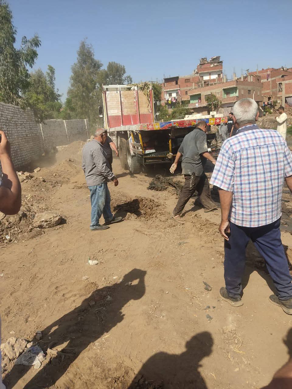 نجاح رفع سيارة نقل ثقيل من ترعة بالمنوفية