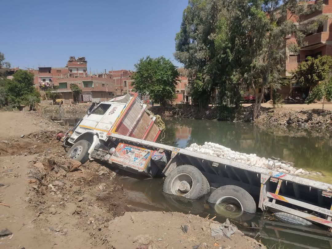 نجاح رفع سيارة نقل ثقيل من ترعة بالمنوفية