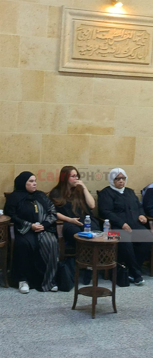 دنيا عبد العزيز أول الحاضرين في عزاء حماة المنتج محمد السبكي بمسجد الحامدية الشاذلية
