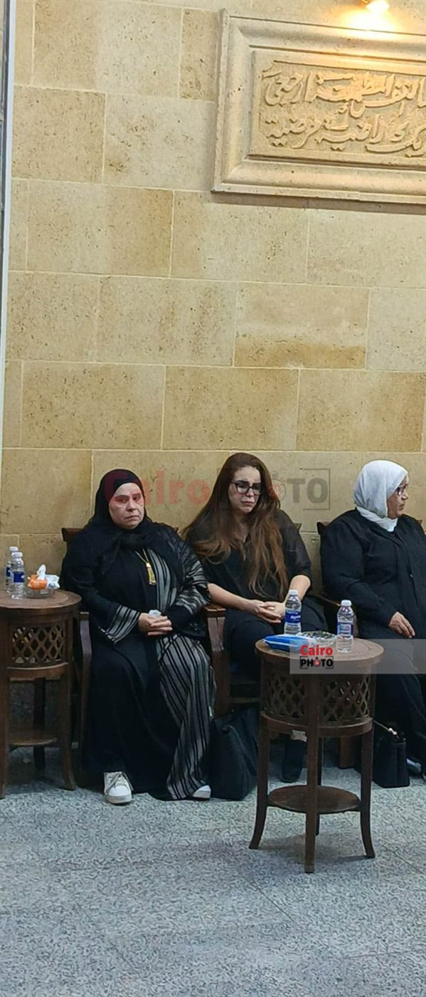 دنيا عبد العزيز أول الحاضرين في عزاء حماة المنتج محمد السبكي بمسجد الحامدية الشاذلية