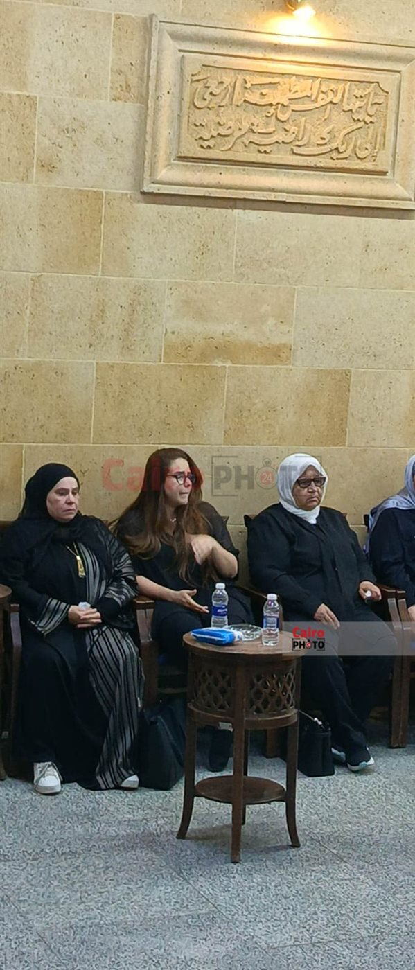 دنيا عبد العزيز أول الحاضرين في عزاء حماة المنتج محمد السبكي بمسجد الحامدية الشاذلية