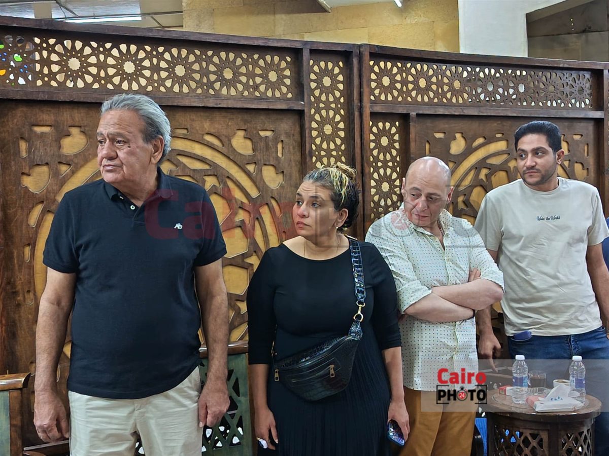 دنيا عبد العزيز أول الحاضرين في عزاء حماة المنتج محمد السبكي بمسجد الحامدية الشاذلية