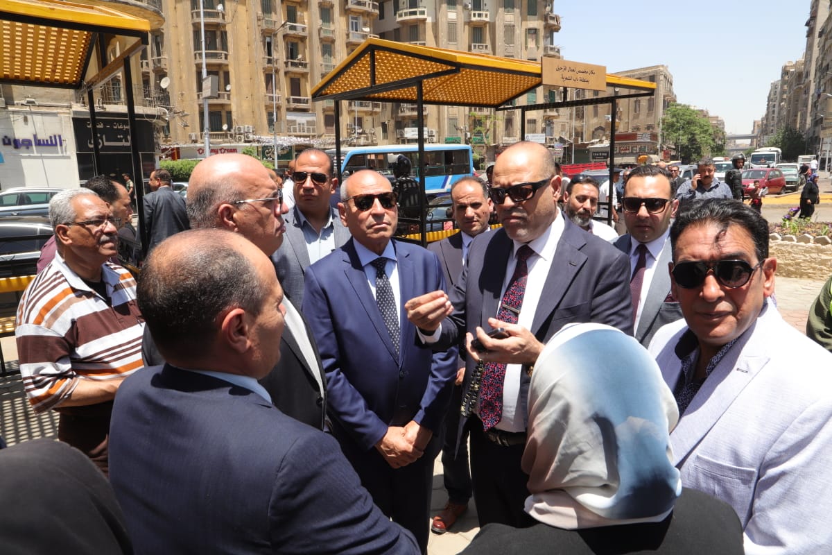  وزير العمل ومحافظ القاهرة يتفقدان أماكن انتظار لائقة لعمال التراحيل بباب الشعرية <br alt=