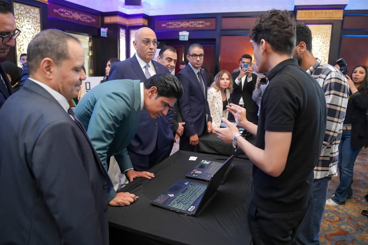 أحمد أبو هشيمة وباسل رحمي يتفقدان مشروعات مسابقة “ستارت أب باور” 