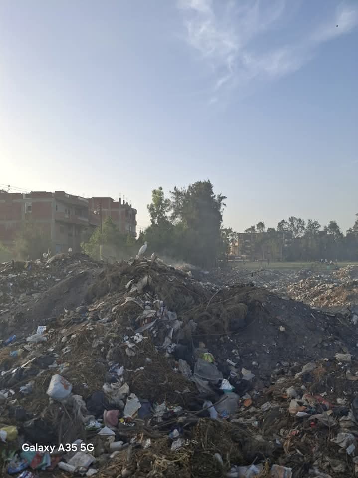 مقلب القمامة بجوار ملعب مركز الشباب