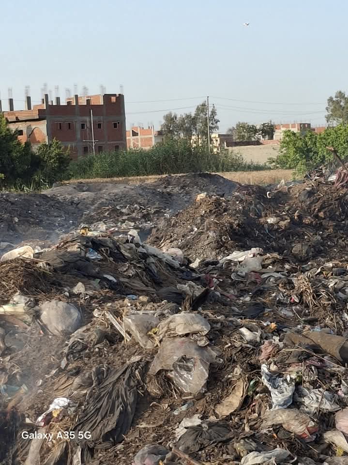 مقلب القمامة بجوار ملعب مركز الشباب