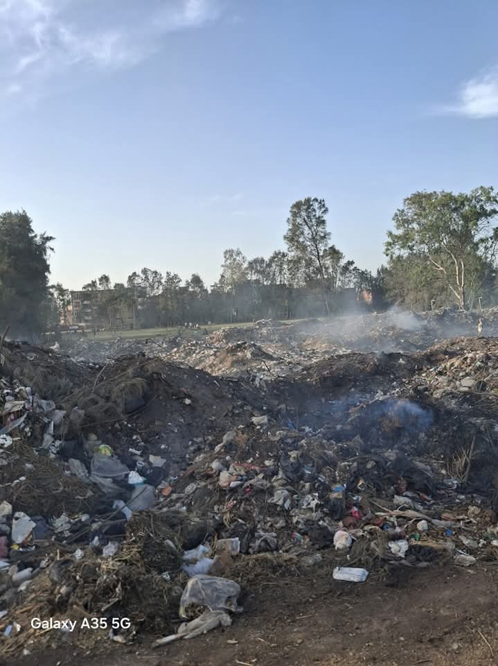 مقلب القمامة بجوار ملعب مركز الشباب