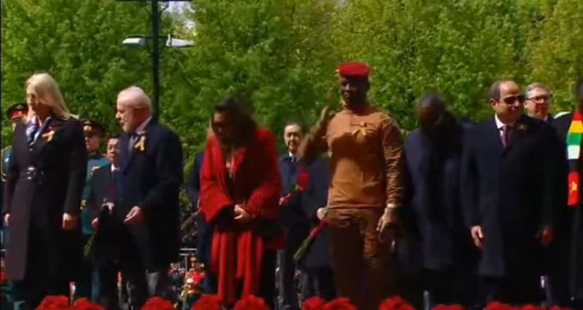 الرئيس السيسي يشارك بوتين وضع أكاليل الزهور على قبر الجندي المجهول في حديقة ألكسندر بالكرملين