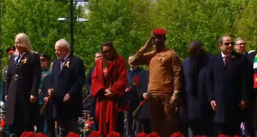 الرئيس السيسي يشارك بوتين وضع أكاليل الزهور على قبر الجندي المجهول في حديقة ألكسندر بالكرملين