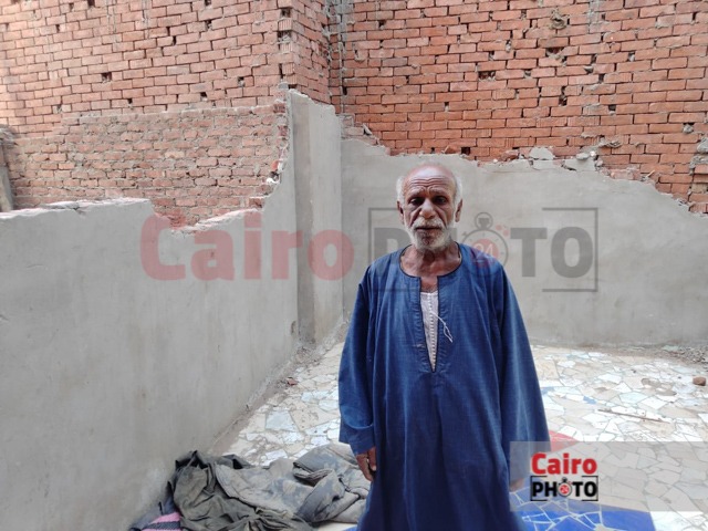 مآساة عم فاروق الفقي بعد سقوط أجزاء من منزله بالمنوفية