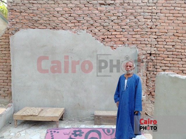 مآساة عم فاروق الفقي بعد سقوط أجزاء من منزله بالمنوفية