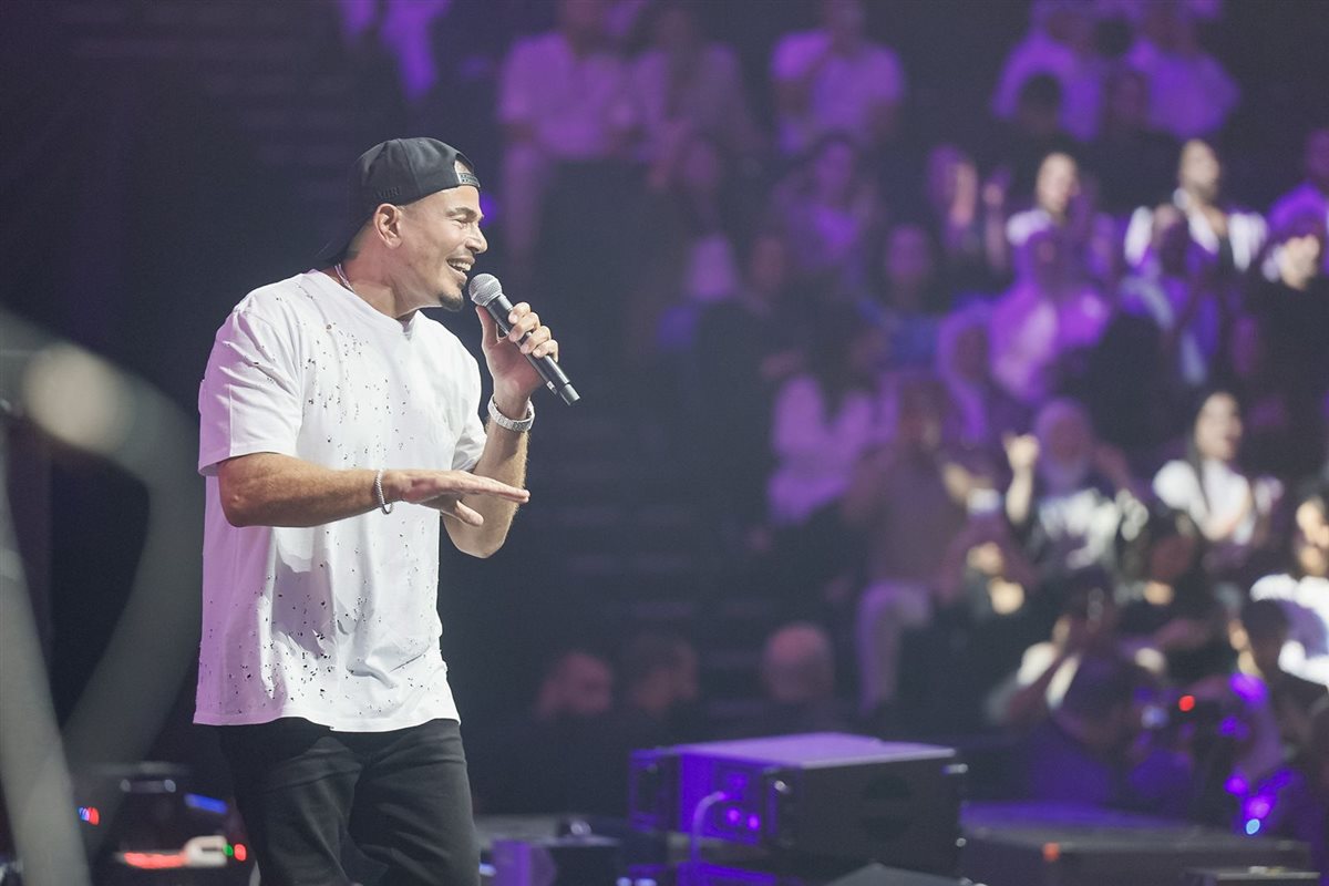 عمرو دياب يشعل الارينا في أعلى حضور جماهيري بالكويت (2)