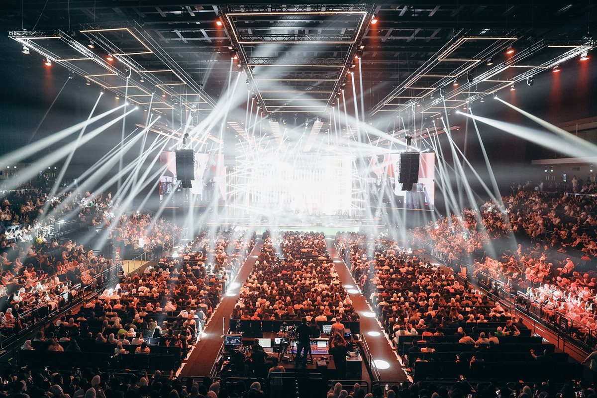 عمرو دياب يشعل الارينا في أعلى حضور جماهيري بالكويت (6)