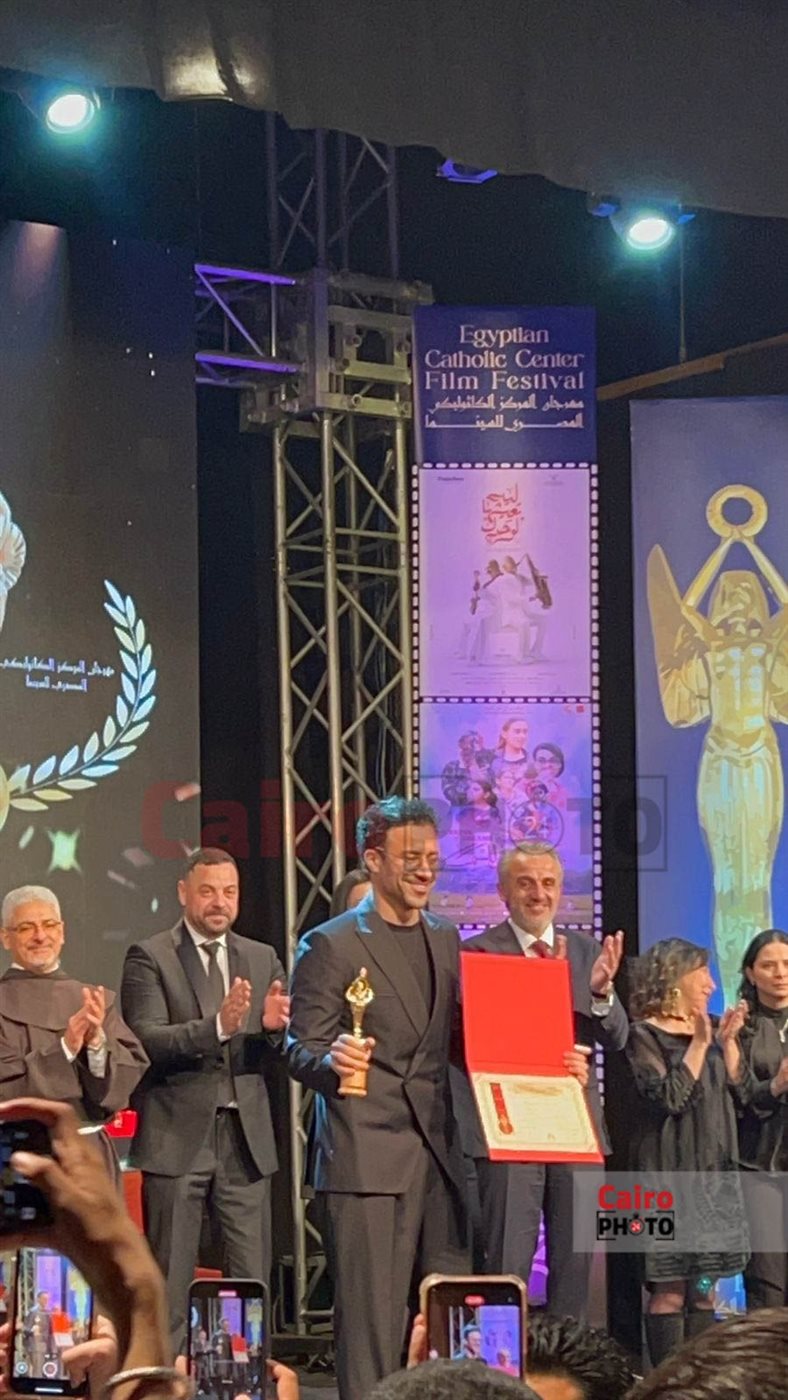 لحظة تكريم أحمد داود في ختام الدورة الـ 73 من مهرجان المركز الكاثوليكي للسينما