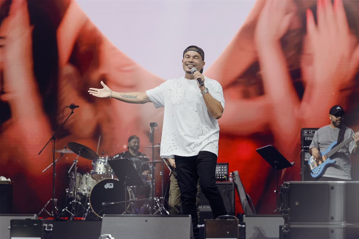 عمرو دياب يشعل الارينا في أعلى حضور جماهيري بالكويت (10)