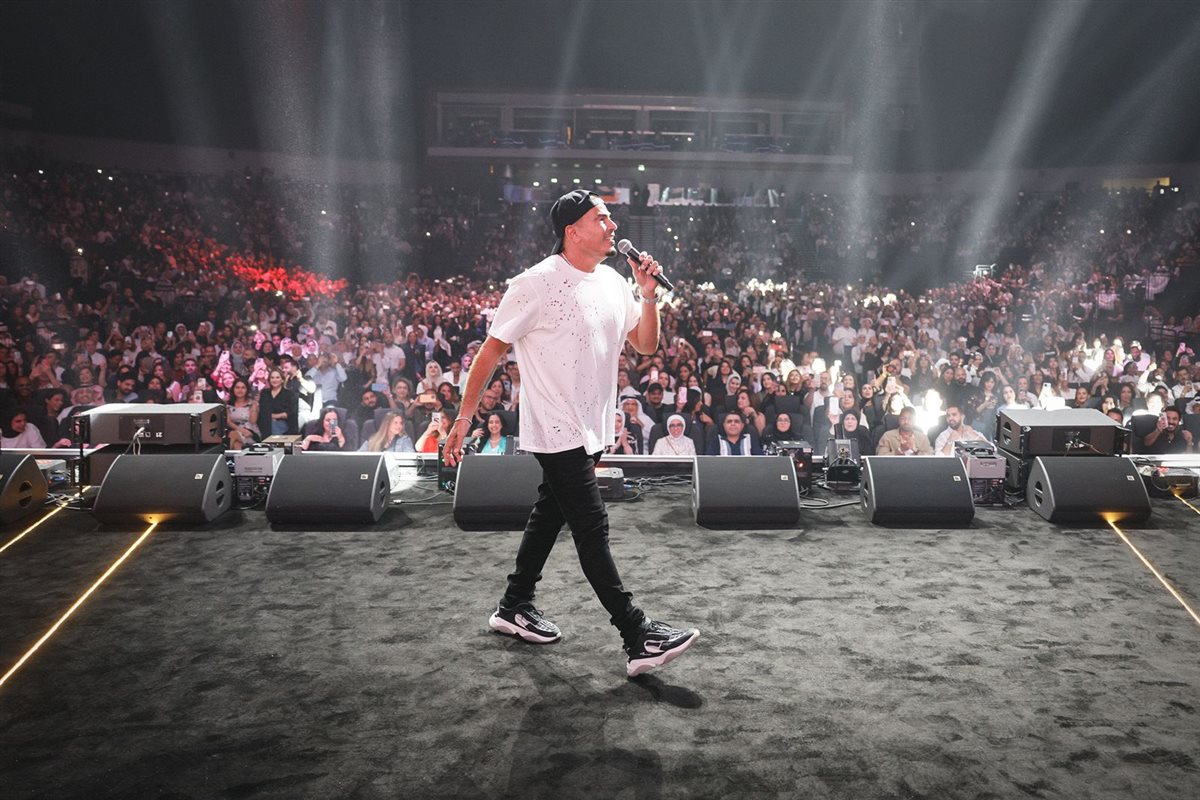 عمرو دياب يشعل الارينا في أعلى حضور جماهيري بالكويت (15)