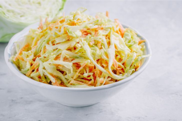 طريقة عمل سلطة كرنب بالذرة والجزر