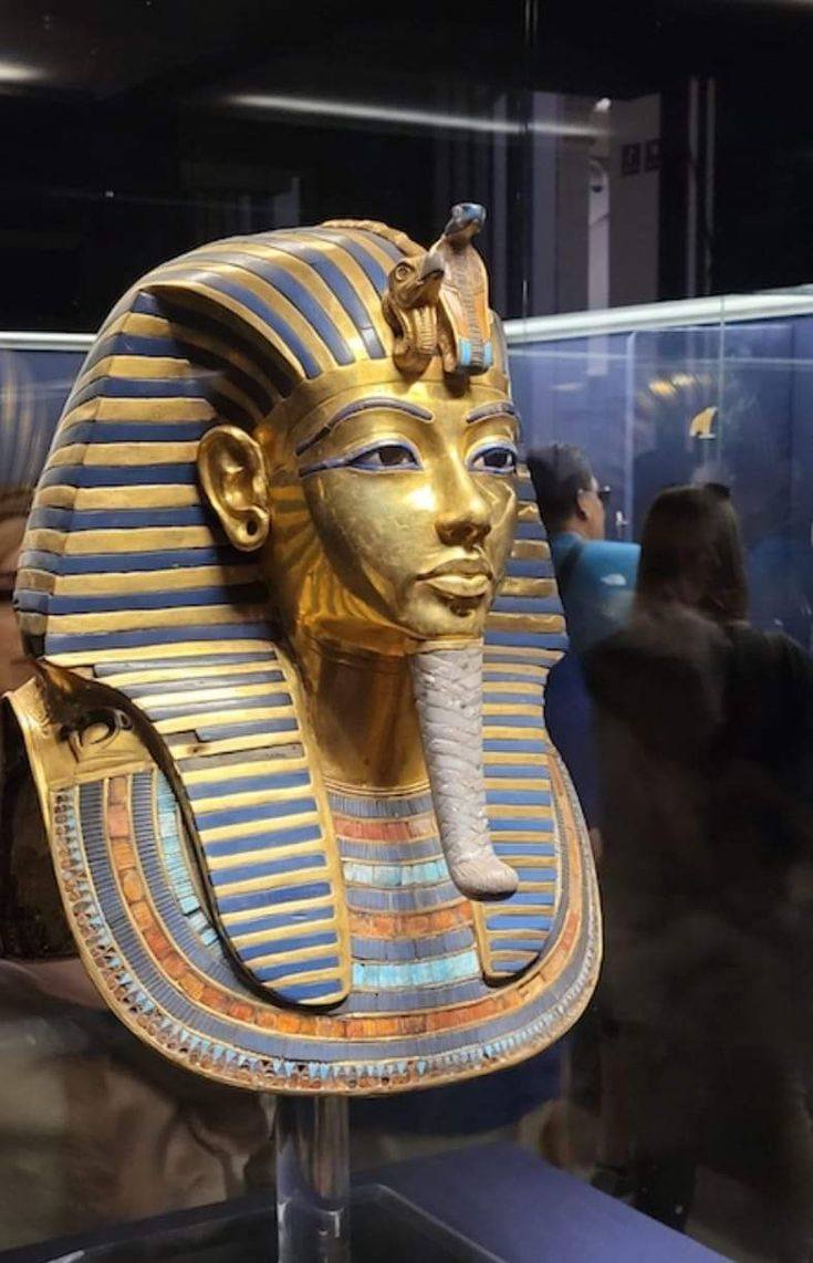 قناع الملك توت عنخ آمون 