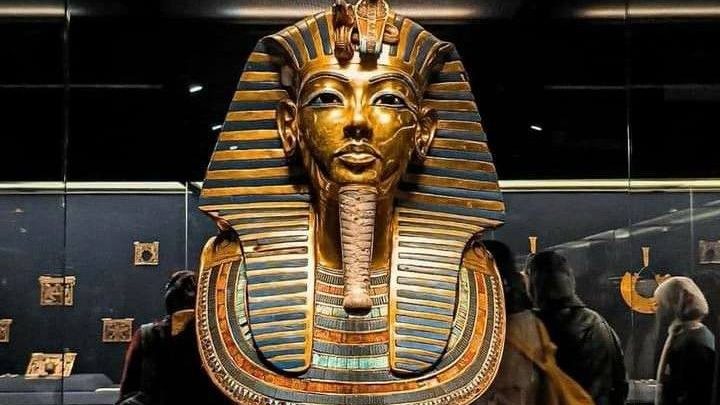 قناع الملك توت عنخ آمون 