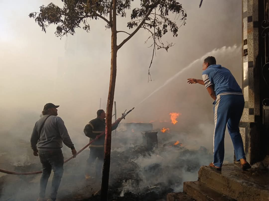 التعامل مع حريق سوق الخردة بالمنوفية