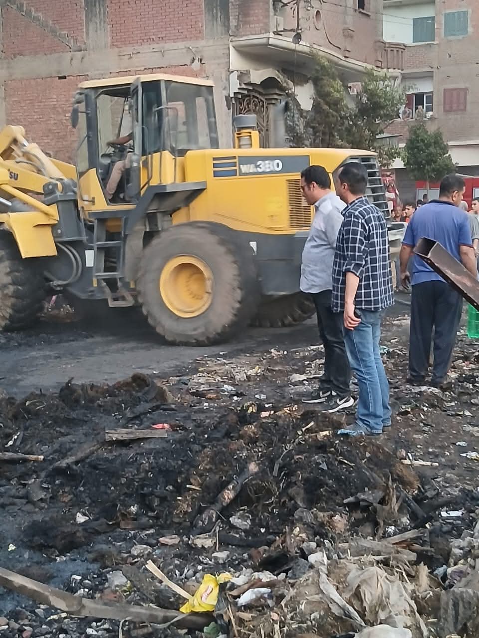 التعامل مع حريق سوق الخردة بالمنوفية