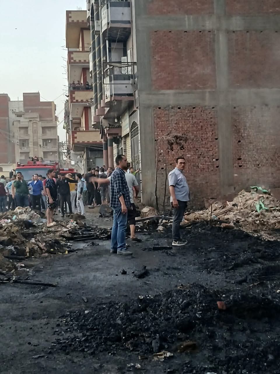 التعامل مع حريق سوق الخردة بالمنوفية