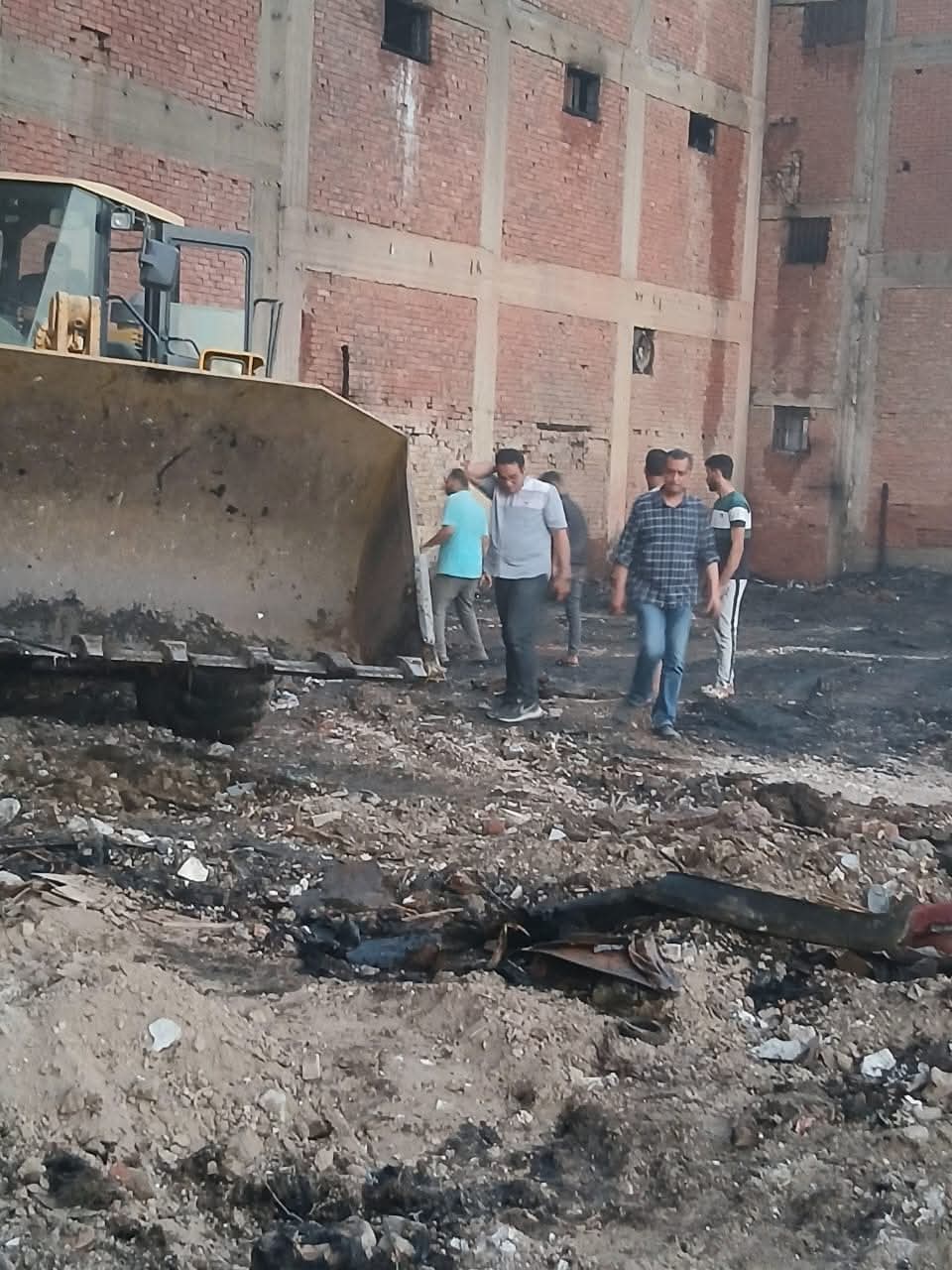 التعامل مع حريق سوق الخردة بالمنوفية