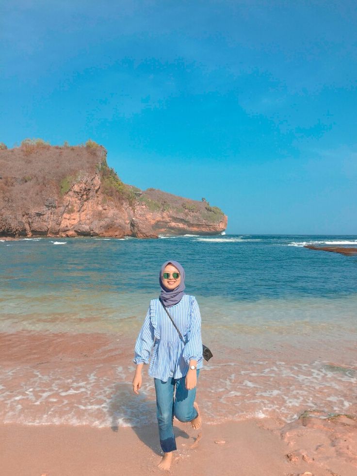 صور بنات كأنها لك في البحر